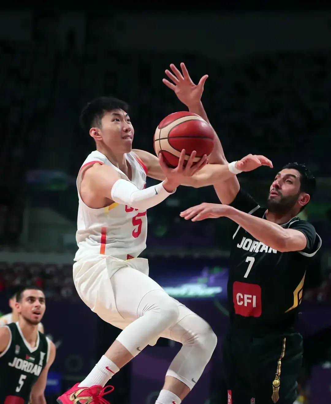 包含塞维利亚发布备战花絮，关键战远射贴柱，CBA季后赛任务艰巨，训练强度显著提升的词条