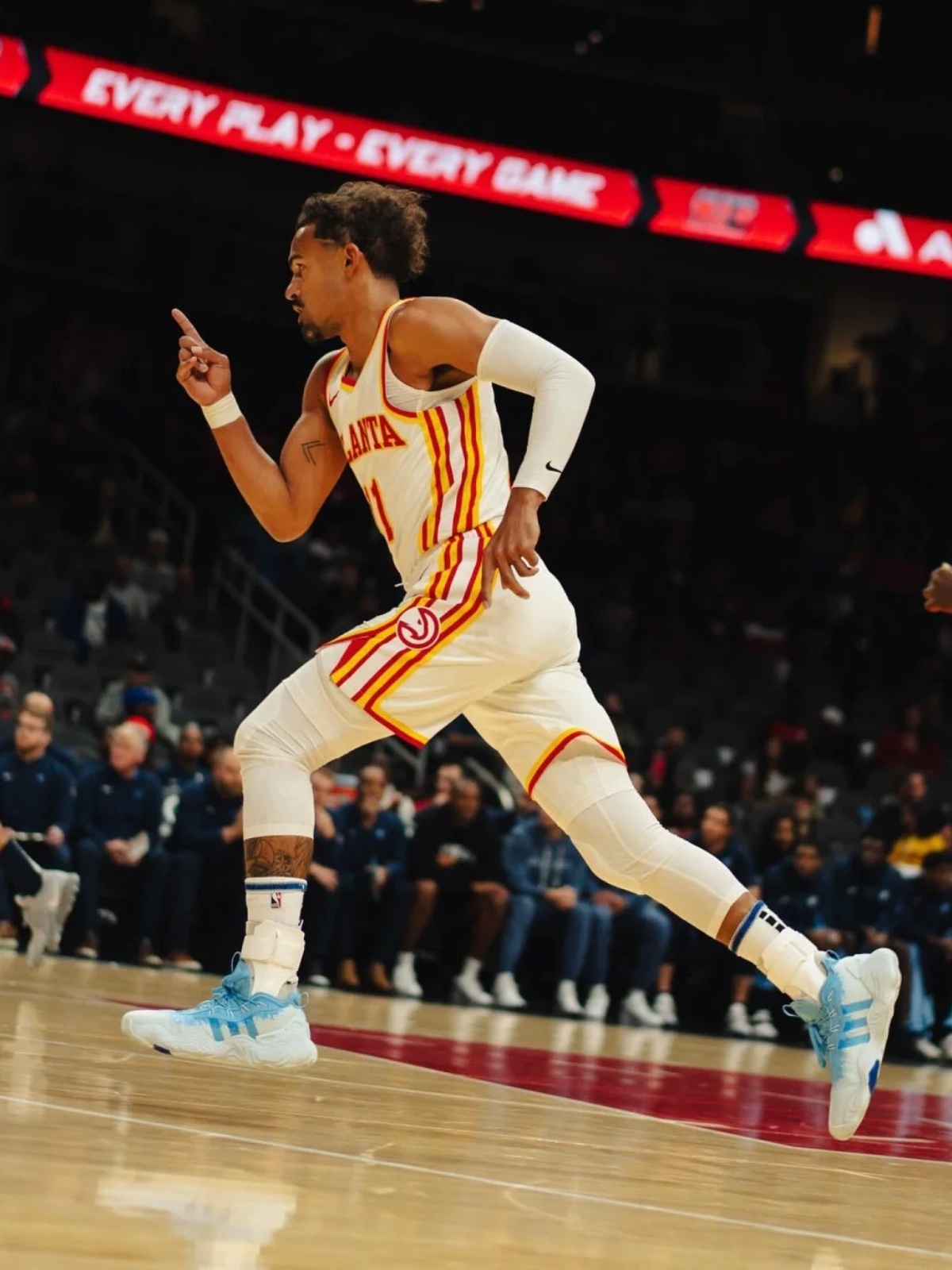 里程碑夜！底特律活塞临场应变；NBA季后赛窗口期刷纪录；话题不断；身体对抗强度拉满(考验临场应变能力)